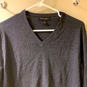 Banana Republic Gray V-neck small sweater. 75% Silk, 20% Cotton, 5% Cashmere